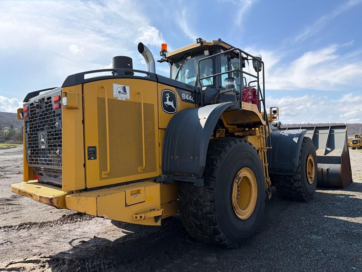2022-john-deere-844-image-5