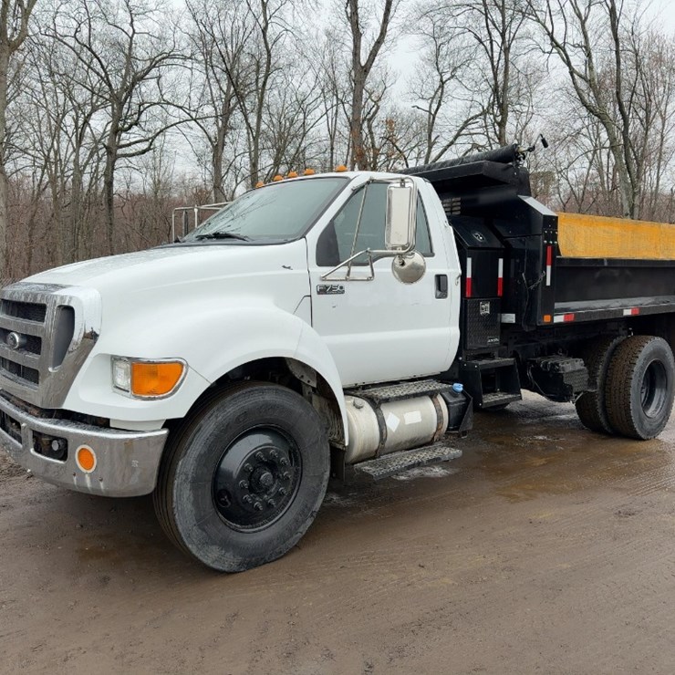 2013 FORD F750 XL