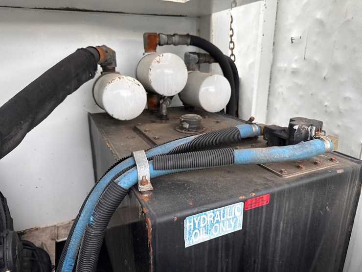 2010-massey-ferguson-8-image-42