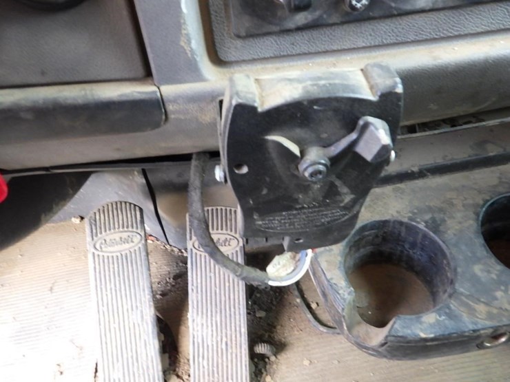 2010-peterbilt-337-image-40