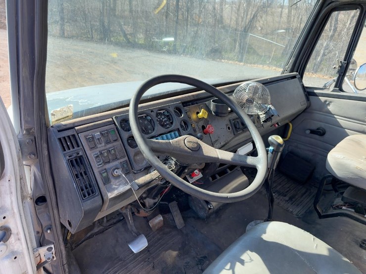 1999-freightliner-fl112-image-24
