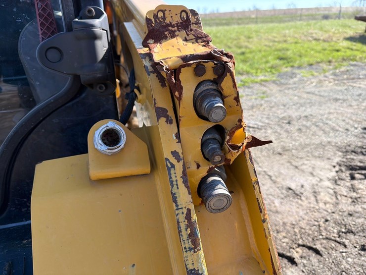 2019-caterpillar-242d-image-13