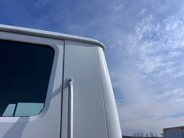 #1008-•-international-cab-and-chassis-image-16