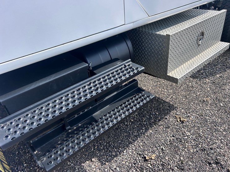 #1008-•-international-cab-and-chassis-image-13