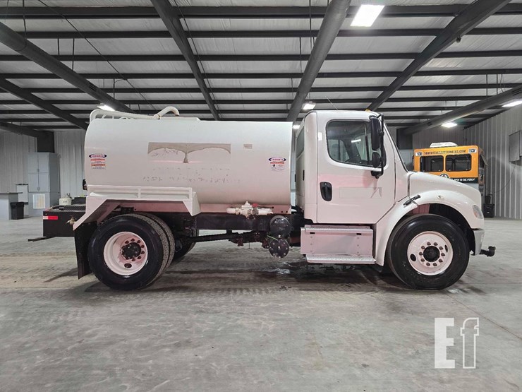 2022-freightliner-business-class-m2-106-image-6