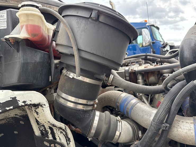 2010-massey-ferguson-8-image-21