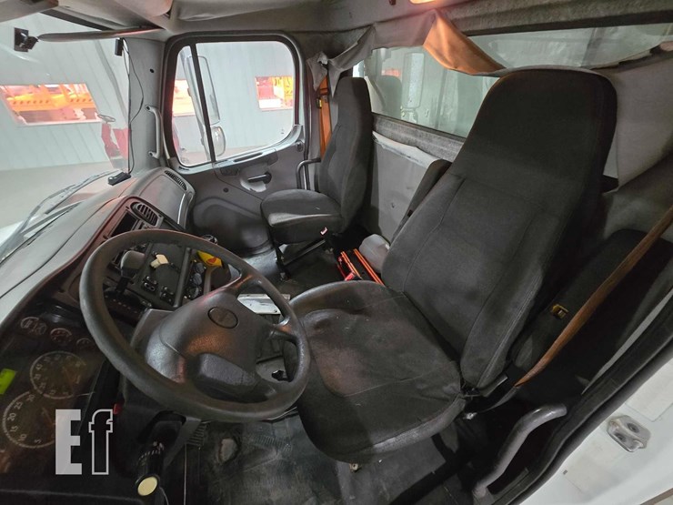 2012-freightliner-business-class-m2-106-image-9