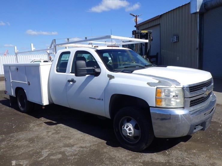 2009-chevrolet-3500hd-image-2