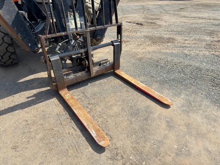 2016-jlg-1055-image-8