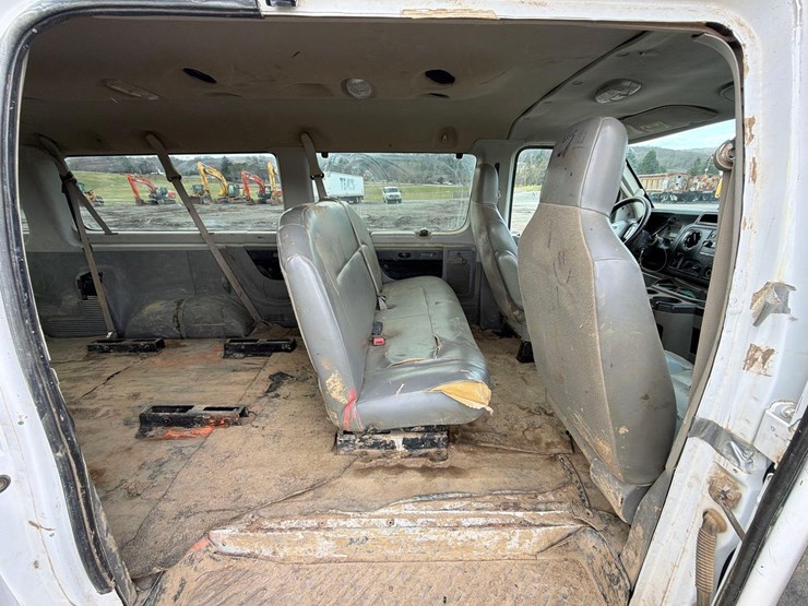 2013-ford-e350-image-14