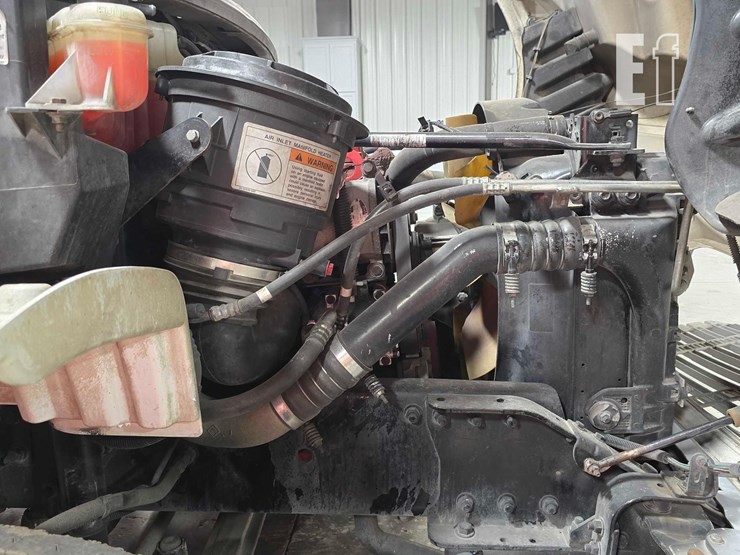 2009-freightliner-business-class-m2-106-image-17