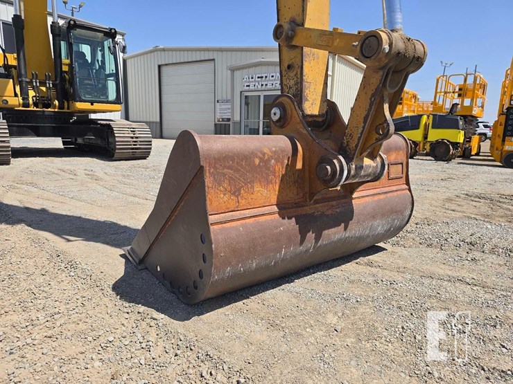 2020-caterpillar-326-image-12