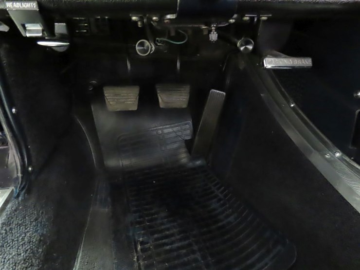 1963-chevrolet-corvette-stingray-split-window-coupe-image-35