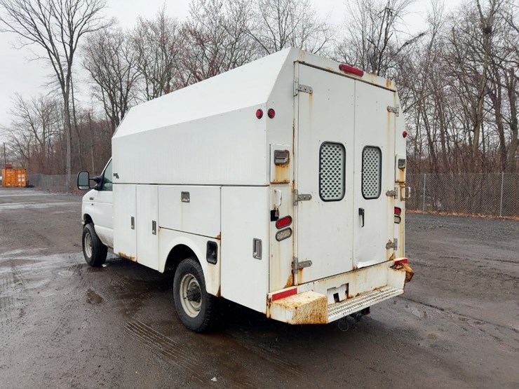 2011-ford-e350-image-3