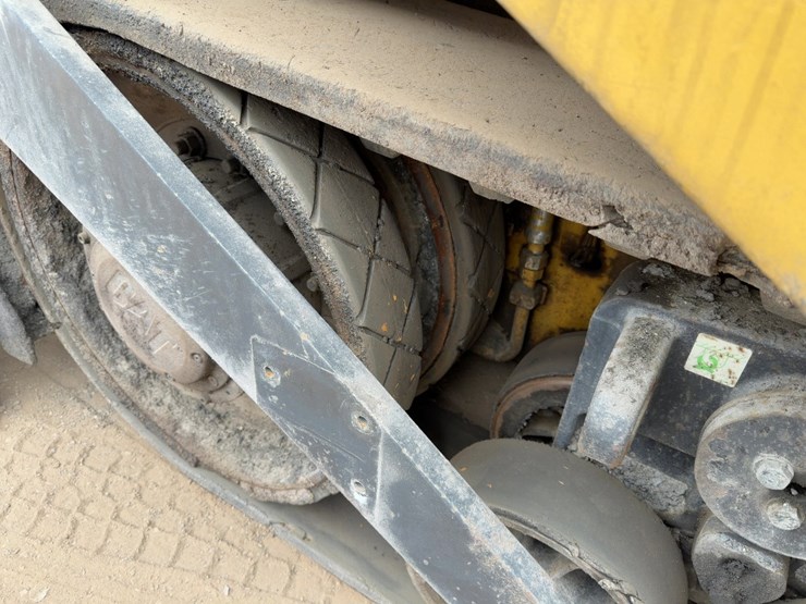 2010-caterpillar-ap-555e-image-11