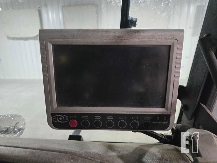 2018-peterbilt-320-image-13