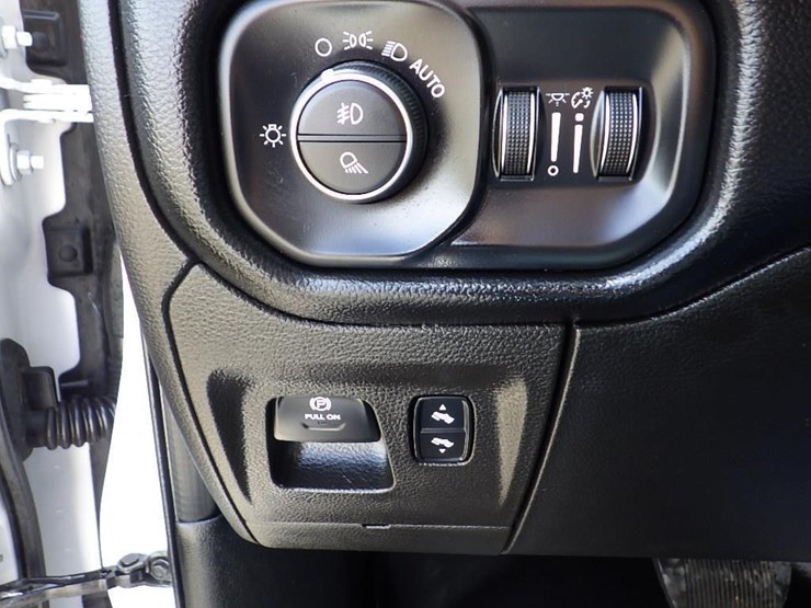 2019-dodge-1500-image-32