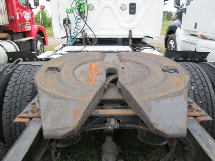 #46165-•-inop-2012-freightliner-t/a-daycab-truck-tractor-1fujgebg8clbv8611-image-12