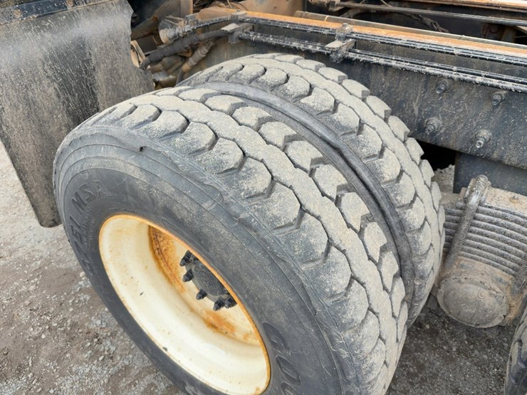 2010-mack-granite-gu713-image-28