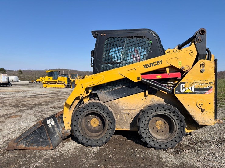 2019-caterpillar-242d-image-1