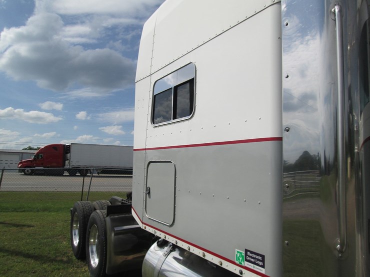 2008-peterbilt-389-image-12