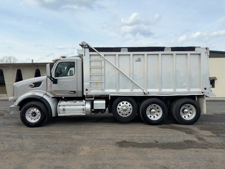 2015-peterbilt-567-image-2