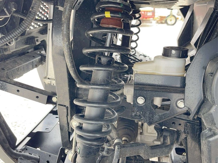 2022-john-deere-gator-image-26