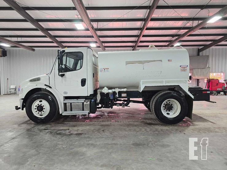 2022-freightliner-business-class-m2-106-image-5