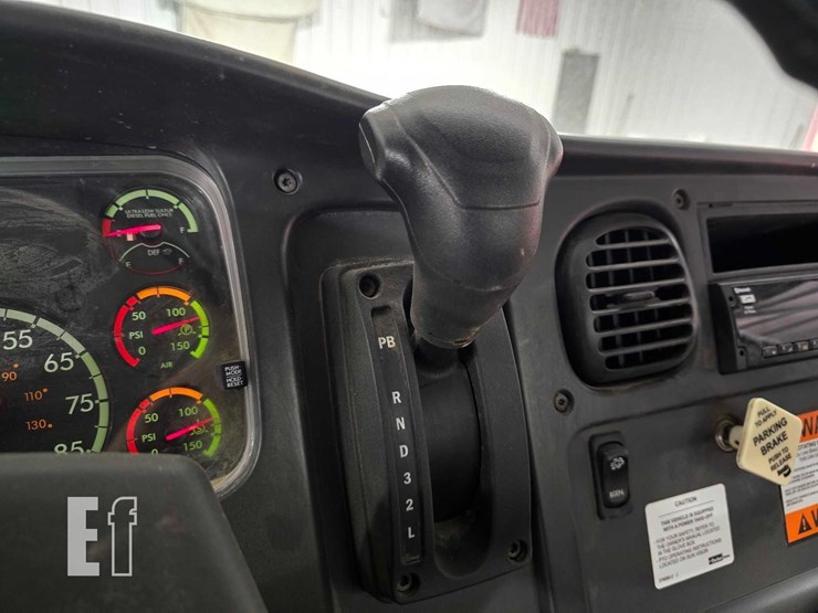 2022-freightliner-business-class-m2-106-image-14