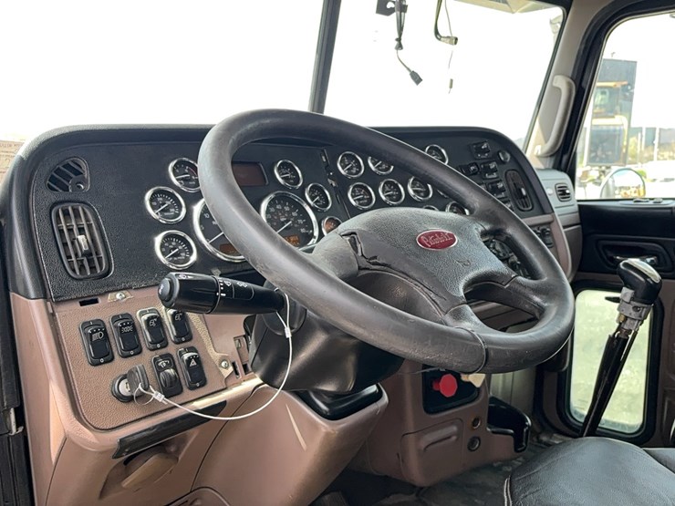 2013-peterbilt-388-image-18