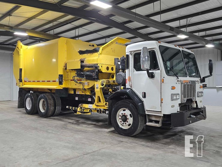 2018-peterbilt-320-image-2