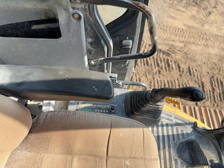 2009-komatsu-pc228us-lc-3e0-image-38