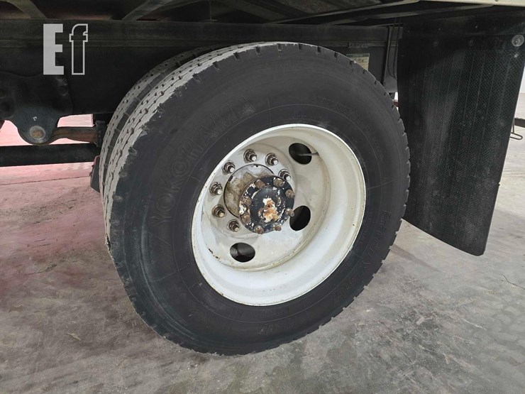 2009-freightliner-business-class-m2-106-image-22