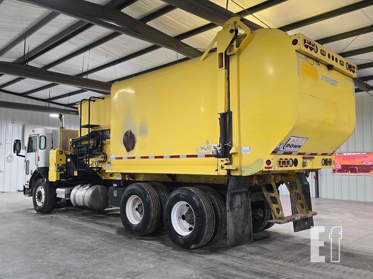 2018-peterbilt-320-image-4