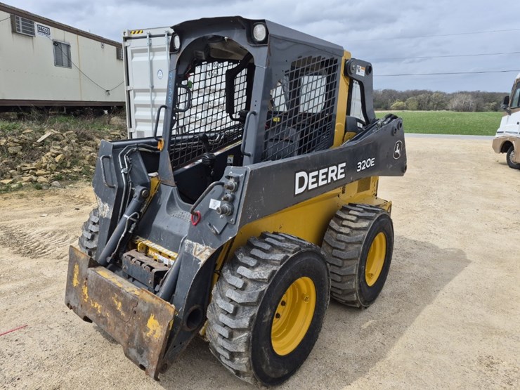 deere-320e-image-2