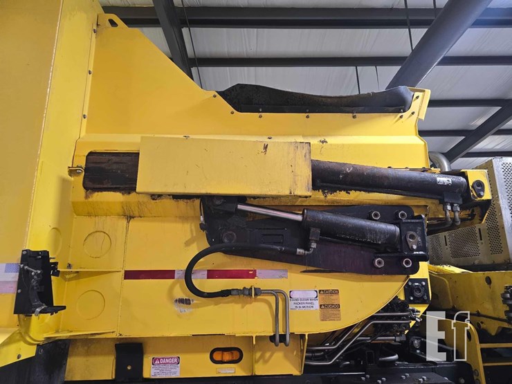 2018-peterbilt-320-image-24