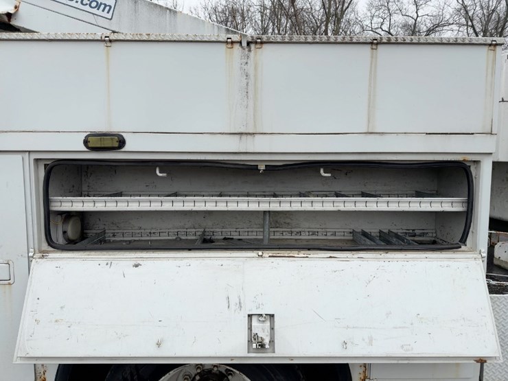 2002-freightliner-fl70-image-17