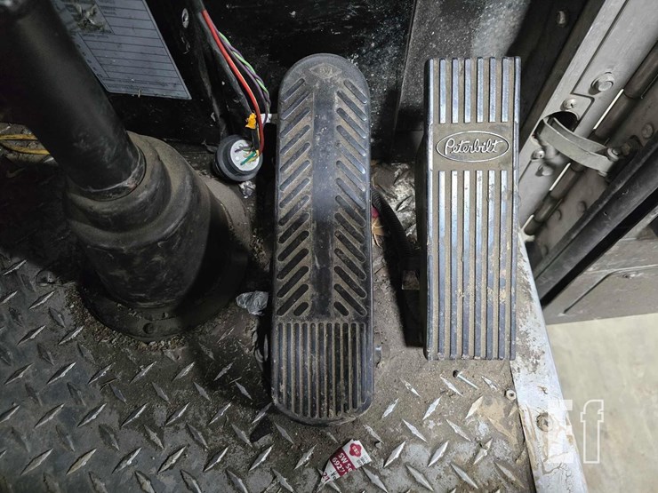 2018-peterbilt-320-image-11