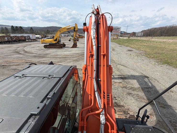 2020-hitachi-zx200-image-23