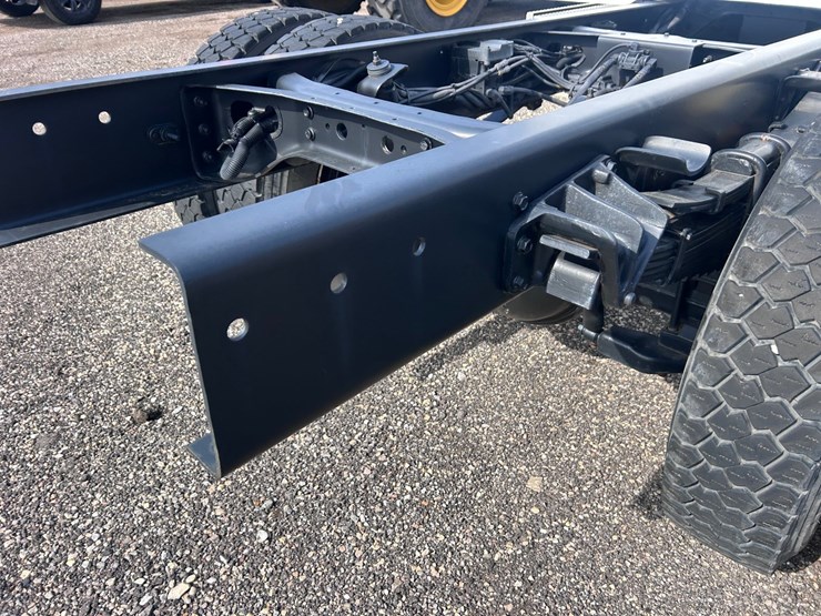 #1008-•-international-cab-and-chassis-image-23