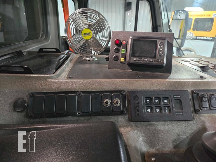 2018-peterbilt-320-image-15