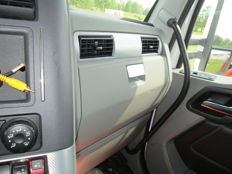 2020-kenworth-t680-image-31