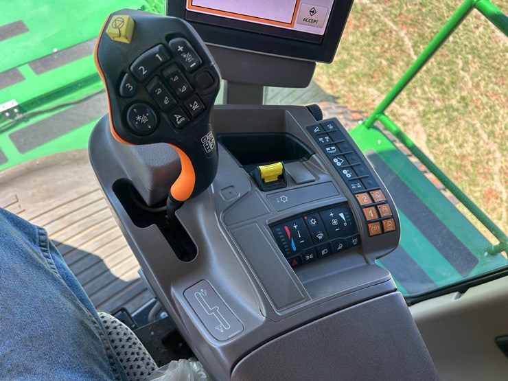 2022-john-deere-w235m-image-30