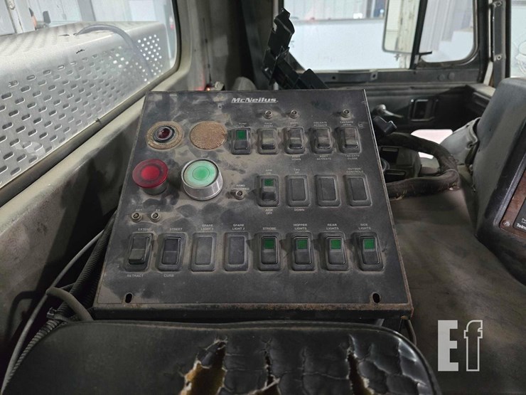 2008-peterbilt-320-image-15