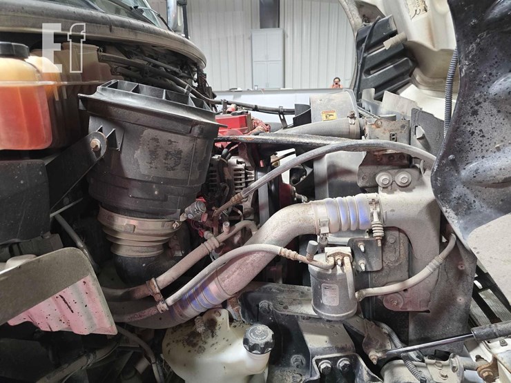 2015-freightliner-business-class-m2-106-image-24