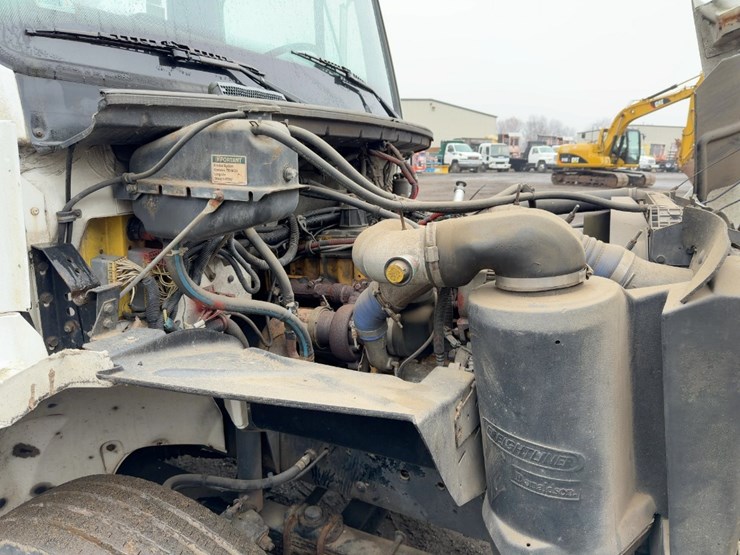 2002-freightliner-fl70-image-11