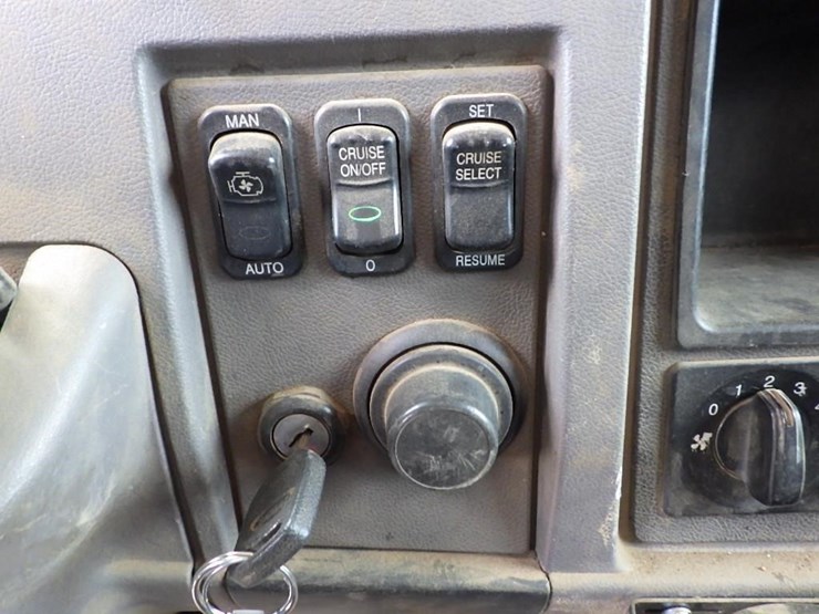 2010-peterbilt-337-image-37