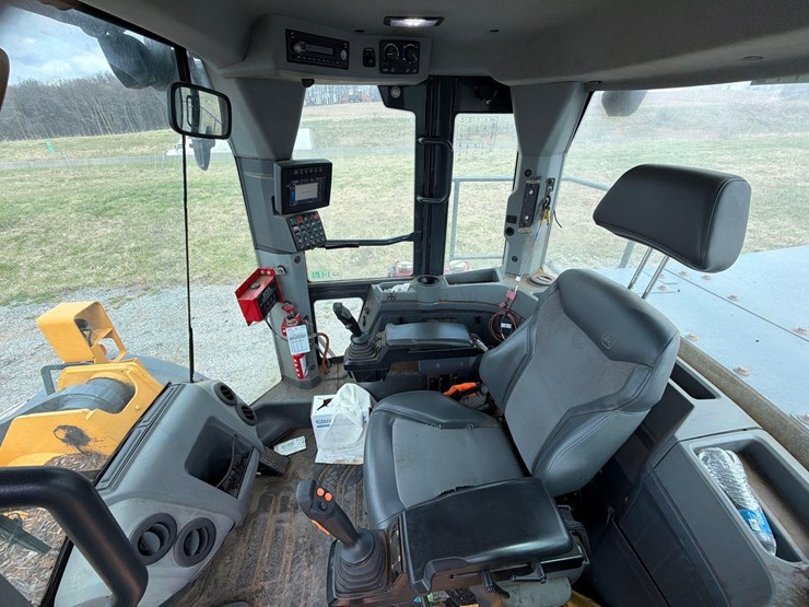 2022-deere-744l-image-22