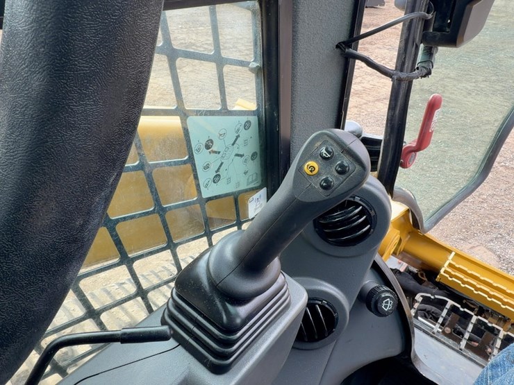 2021-caterpillar-289d3-image-21