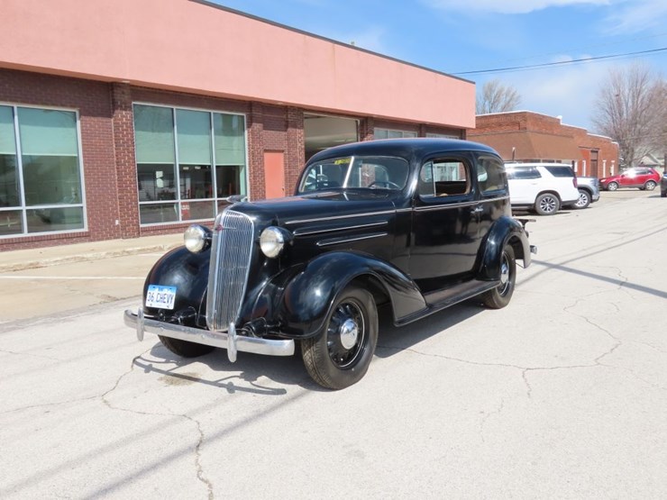 1936-chevrolet-2dr-town-sedan-image-1